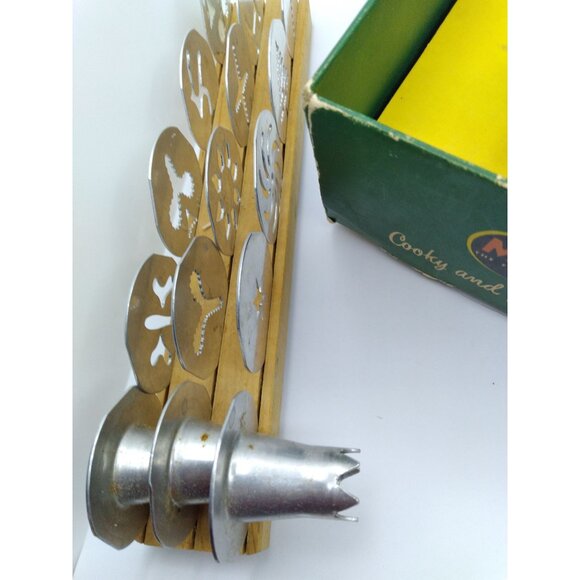 Vtg. Mirro Cookie And Pastry Press Aluminum in original box with 12 discs 3 tips - Picture 9 of 11